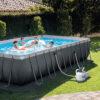 Intex 26368NP  Piscina Fuori Terra Ultra XTR Frame Rettangolare, Pompa Filtro 7900 Lh, Scaletta, Telo Base e Copertura, Kit Pulizia Deluxe e Set Volley, 31805 L, Acciaio e PVC, Grigio, 732x366x132 cm