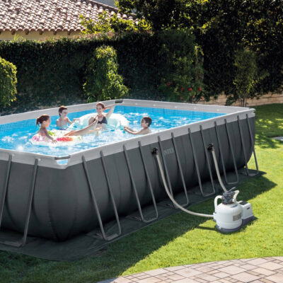 Intex 26368NP  Piscina Fuori Terra Ultra XTR Frame Rettangolare, Pompa Filtro 7900 Lh, Scaletta, Telo Base e Copertura, Kit Pulizia Deluxe e Set Volley, 31805 L, Acciaio e PVC, Grigio, 732x366x132 cm
