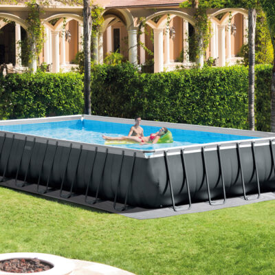 Intex 26378NP  Piscina Fuori Terra Ultra XTR Frame Rettangolare, Pompa Filtro 10000 Lh, Scaletta, Telo Base e Copertura, Kit Pulizia Deluxe e Set Volley, 54368 L, Acciaio e PVC, Grigio, 975x488x132 cm