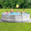 Intex 26720NP  Piscina Fuori Terra Prisma Frame Rotonda, Pompa Filtro 3785 Lh, Scaletta, Telo Base e Copertura, 12706 L, Acciaio e PVC, Grigio, 427x107 cm