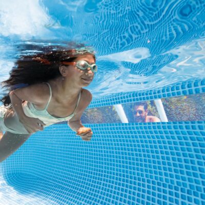 Intex 26770NP  Piscina Fuori Terra Prisma Frame Clearview Rettangolare, Pompa Filtro 2006 Lh, Scaletta, Telo Base e Copertura, 8418 L, Acciaio e PVC, Grigio, 400x200x122 cm