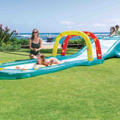 Intex 56167NP - Scivolo Acquatico Gonfiabile Surf, con Spruzzino e Due Mini Tavole Surf, Vinile, Multicolore, 561x137x99 cm