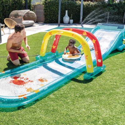 Intex 56167NP - Scivolo Acquatico Gonfiabile Surf, con Spruzzino e Due Mini Tavole Surf, Vinile, Multicolore, 561x137x99 cm