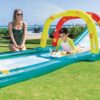 Intex 56167NP - Scivolo Acquatico Gonfiabile Surf, con Spruzzino e Due Mini Tavole Surf, Vinile, Multicolore, 561x137x99 cm