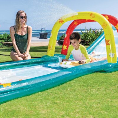 Intex 56167NP - Scivolo Acquatico Gonfiabile Surf, con Spruzzino e Due Mini Tavole Surf, Vinile, Multicolore, 561x137x99 cm