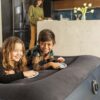 Intex 64124ND - Materasso Dura-Beam Pillow Rest Raised Matrimoniale, con Pompa Elettrica Incorporata, PVC, Nero, 152x203x42 cm